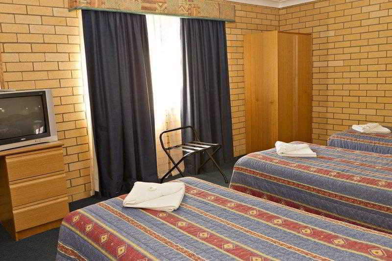 Hilltops Retreat Motor Inn Young Phòng bức ảnh