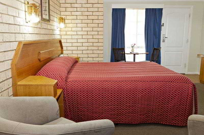 Hilltops Retreat Motor Inn Young Phòng bức ảnh