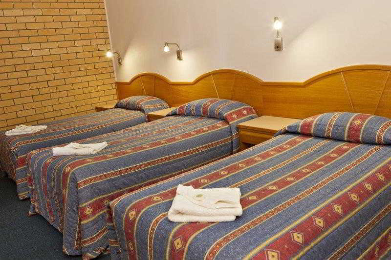 Hilltops Retreat Motor Inn Young Phòng bức ảnh
