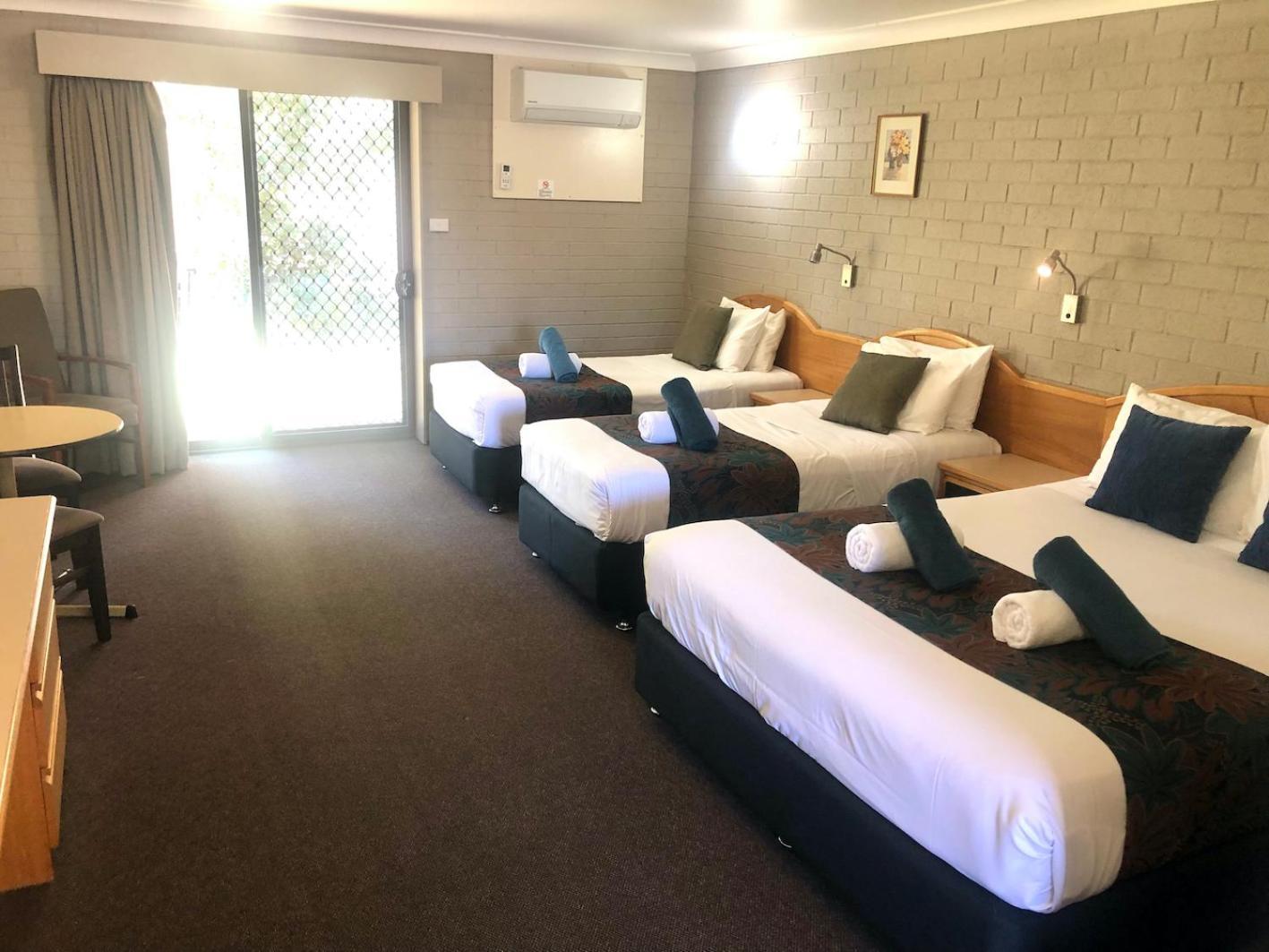 Hilltops Retreat Motor Inn Young Ngoại thất bức ảnh