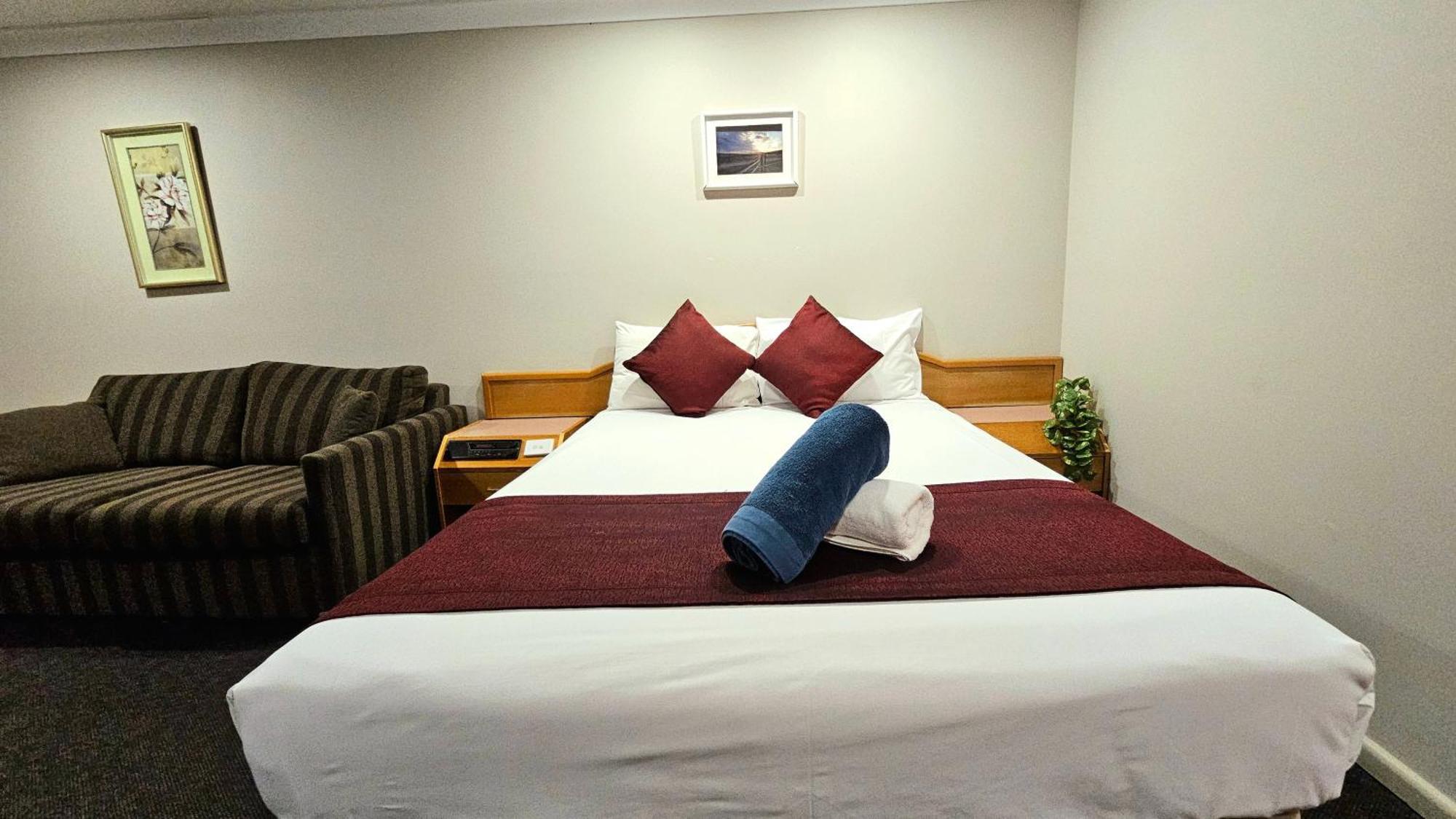 Hilltops Retreat Motor Inn Young Ngoại thất bức ảnh
