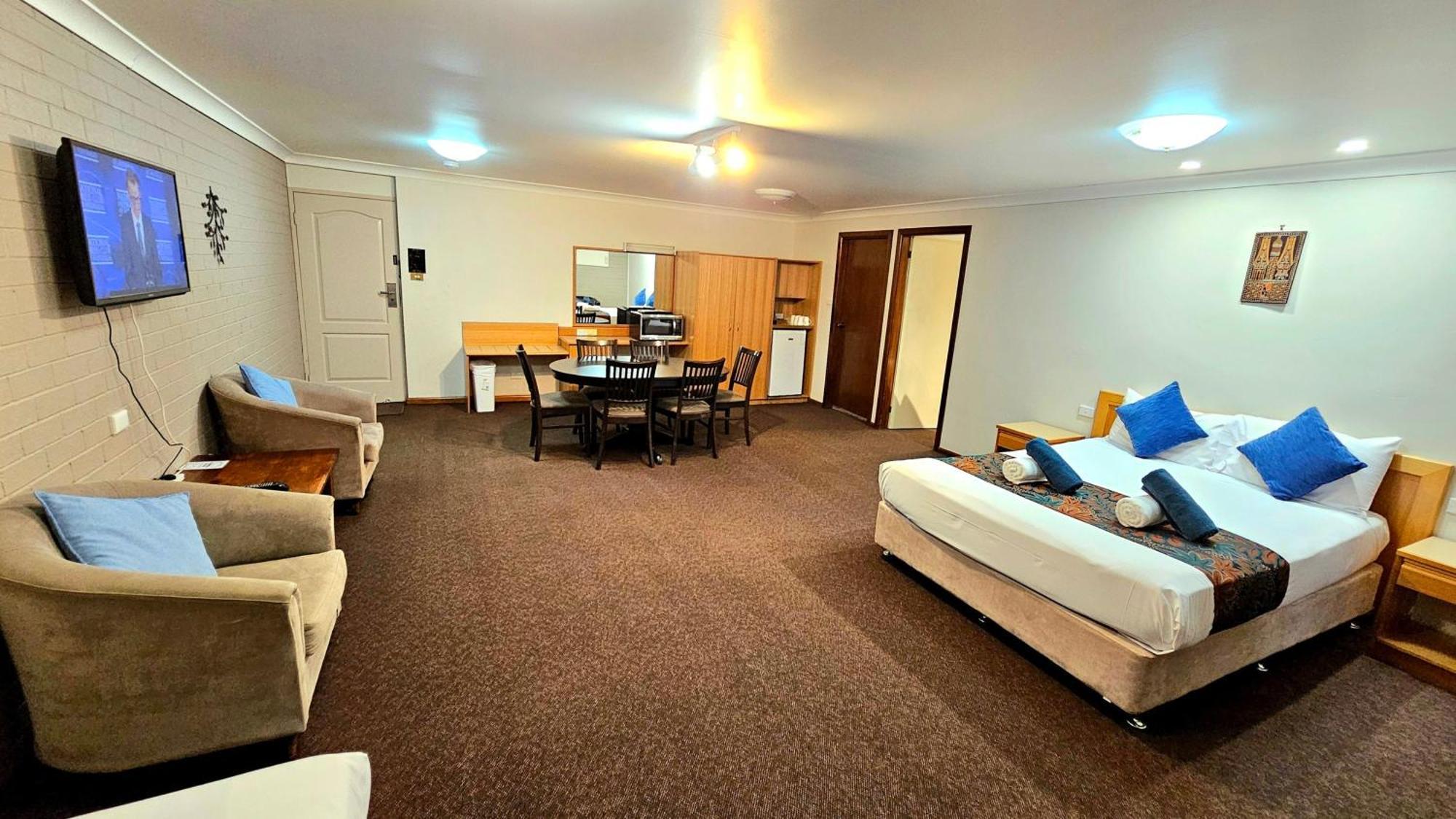 Hilltops Retreat Motor Inn Young Ngoại thất bức ảnh