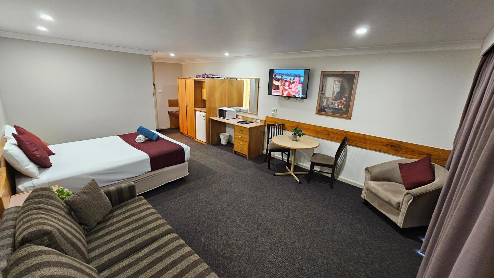 Hilltops Retreat Motor Inn Young Ngoại thất bức ảnh