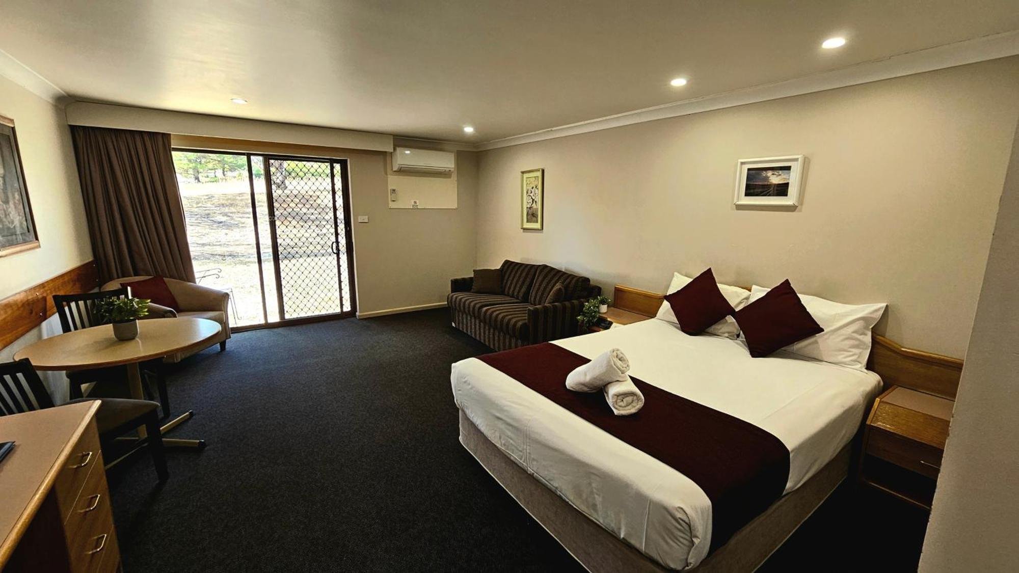 Hilltops Retreat Motor Inn Young Ngoại thất bức ảnh