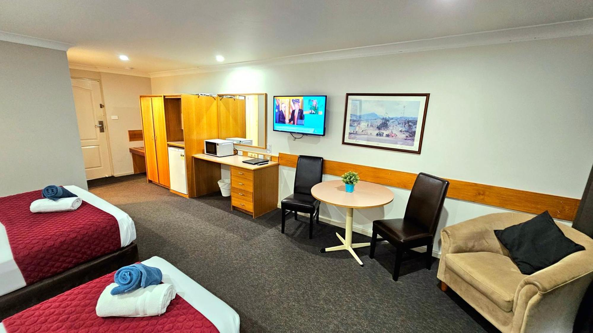 Hilltops Retreat Motor Inn Young Ngoại thất bức ảnh