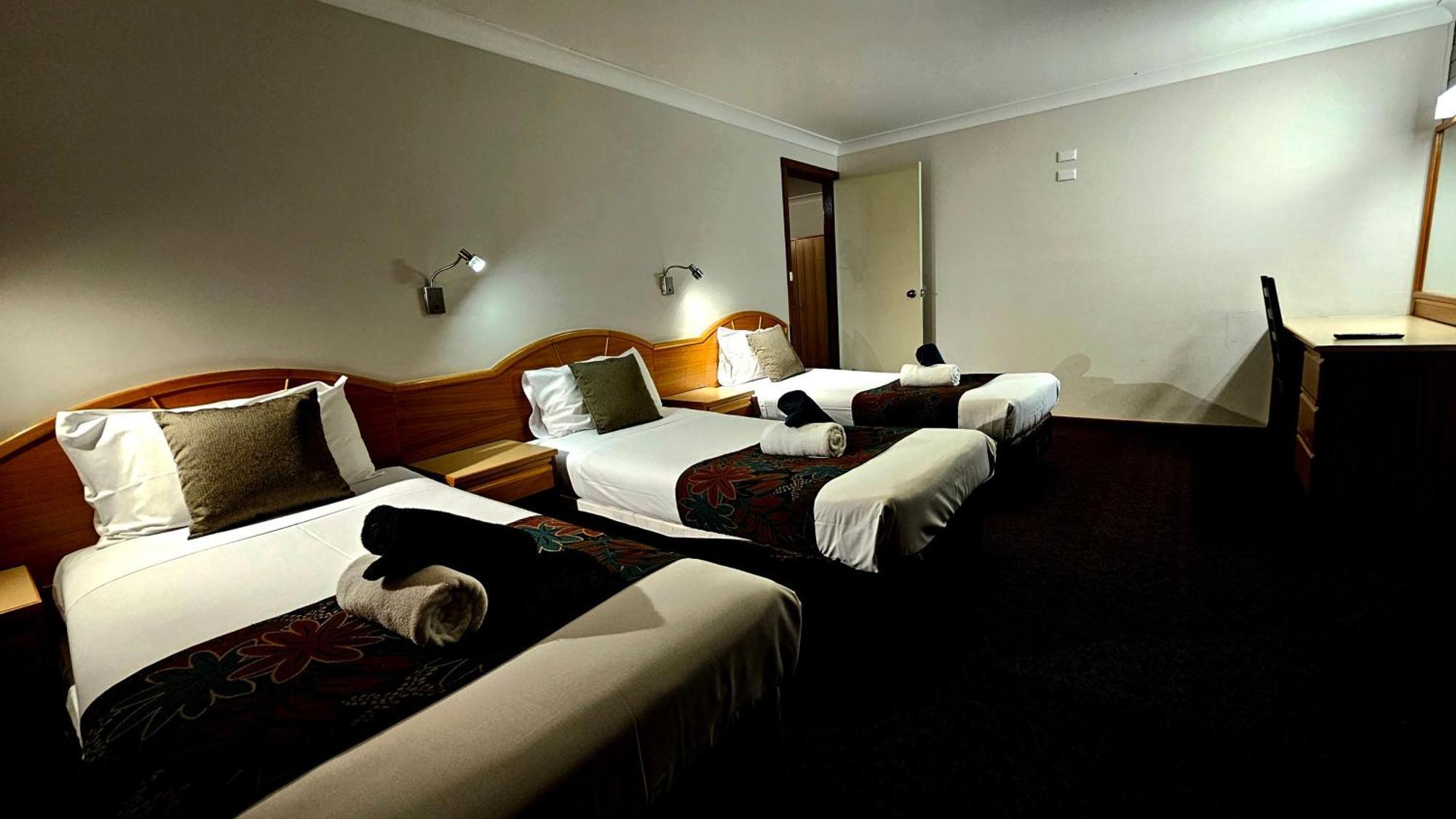 Hilltops Retreat Motor Inn Young Ngoại thất bức ảnh