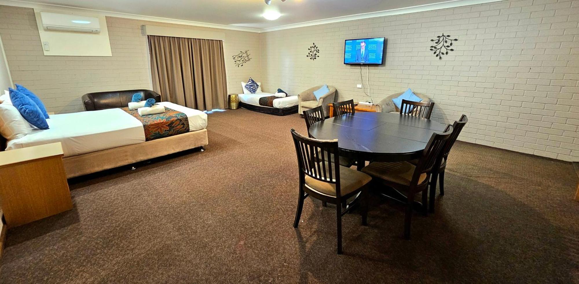 Hilltops Retreat Motor Inn Young Ngoại thất bức ảnh