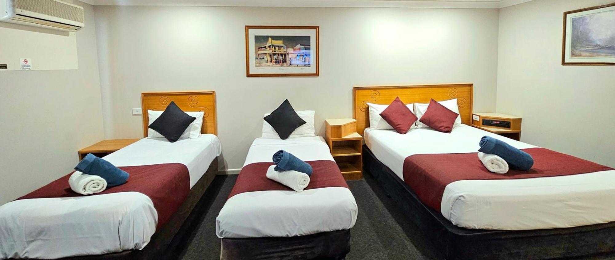 Hilltops Retreat Motor Inn Young Ngoại thất bức ảnh