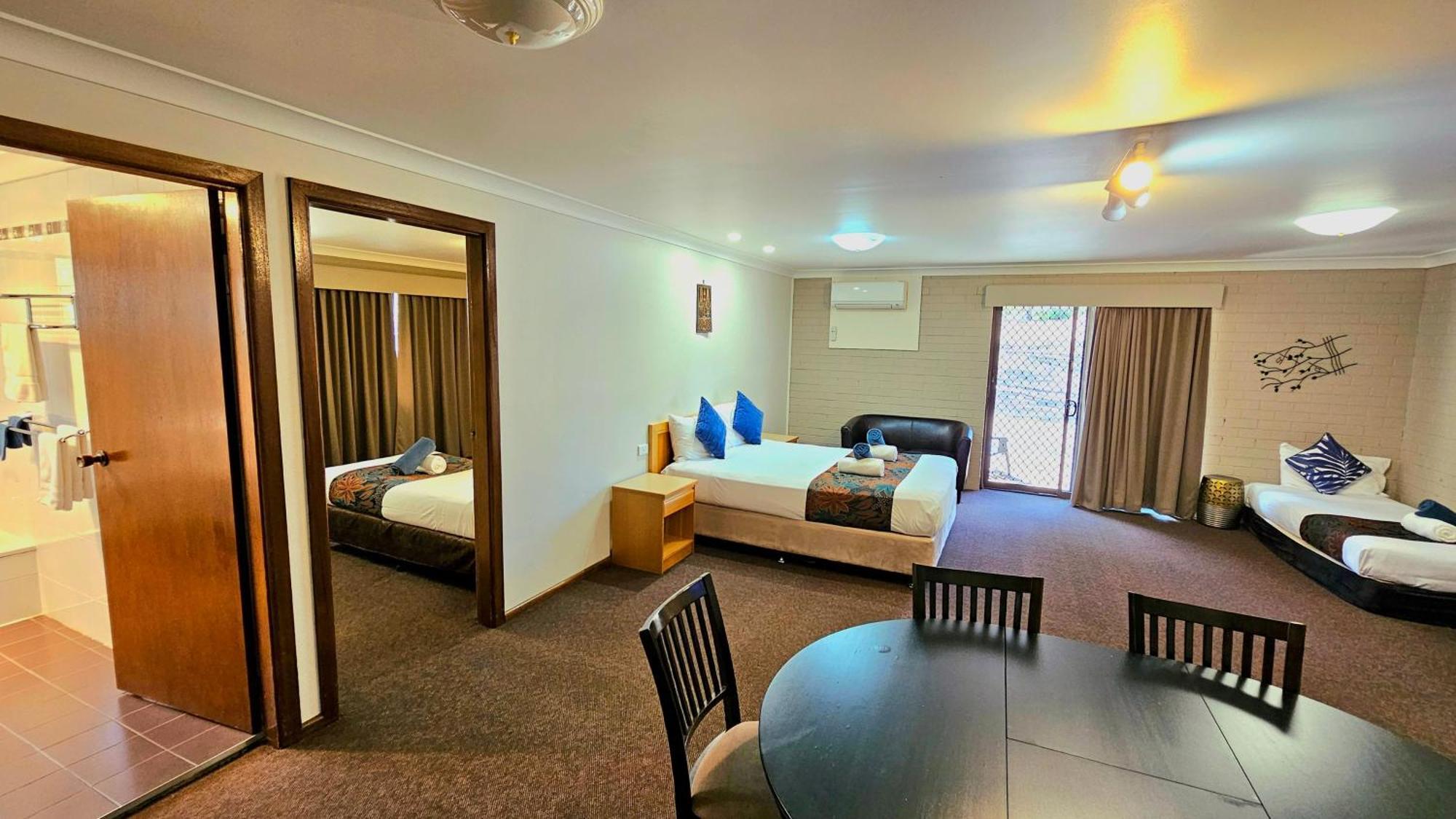 Hilltops Retreat Motor Inn Young Ngoại thất bức ảnh