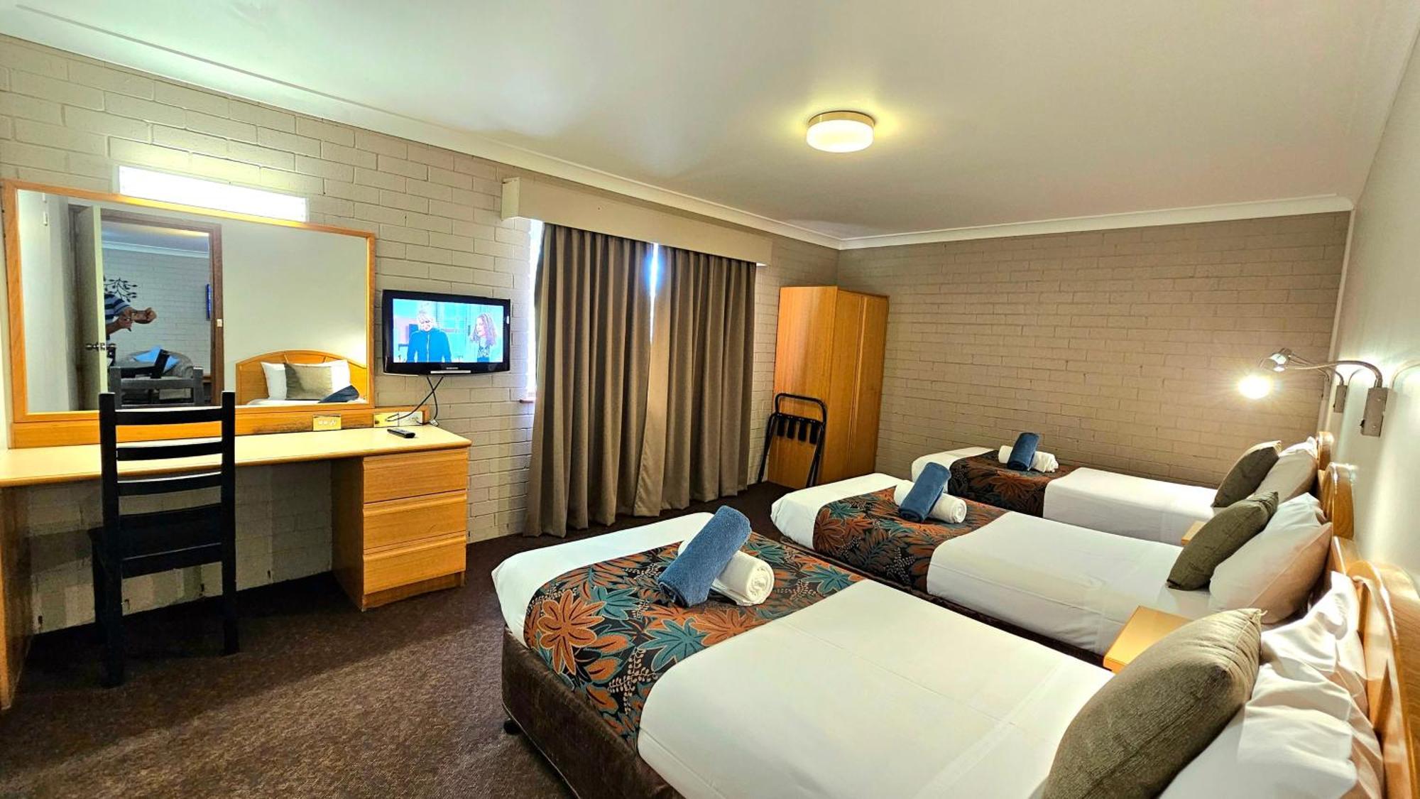 Hilltops Retreat Motor Inn Young Ngoại thất bức ảnh