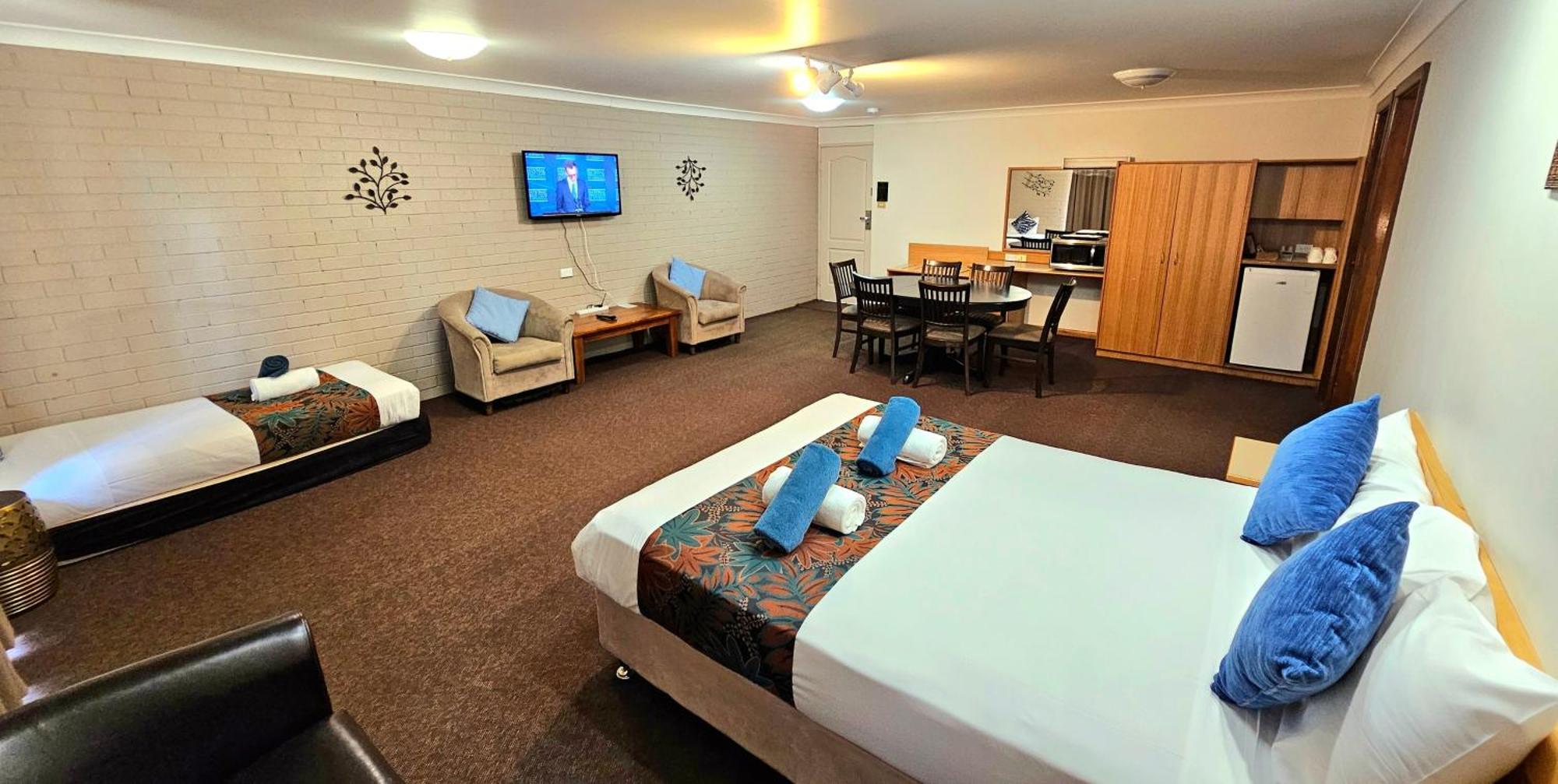 Hilltops Retreat Motor Inn Young Ngoại thất bức ảnh