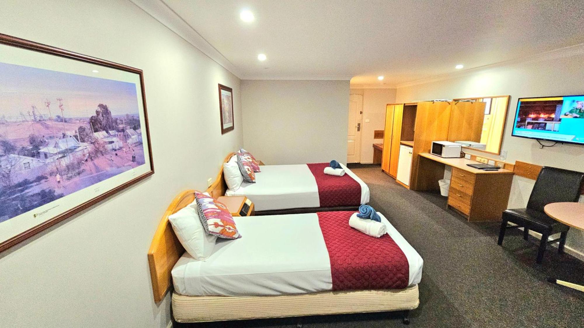Hilltops Retreat Motor Inn Young Ngoại thất bức ảnh