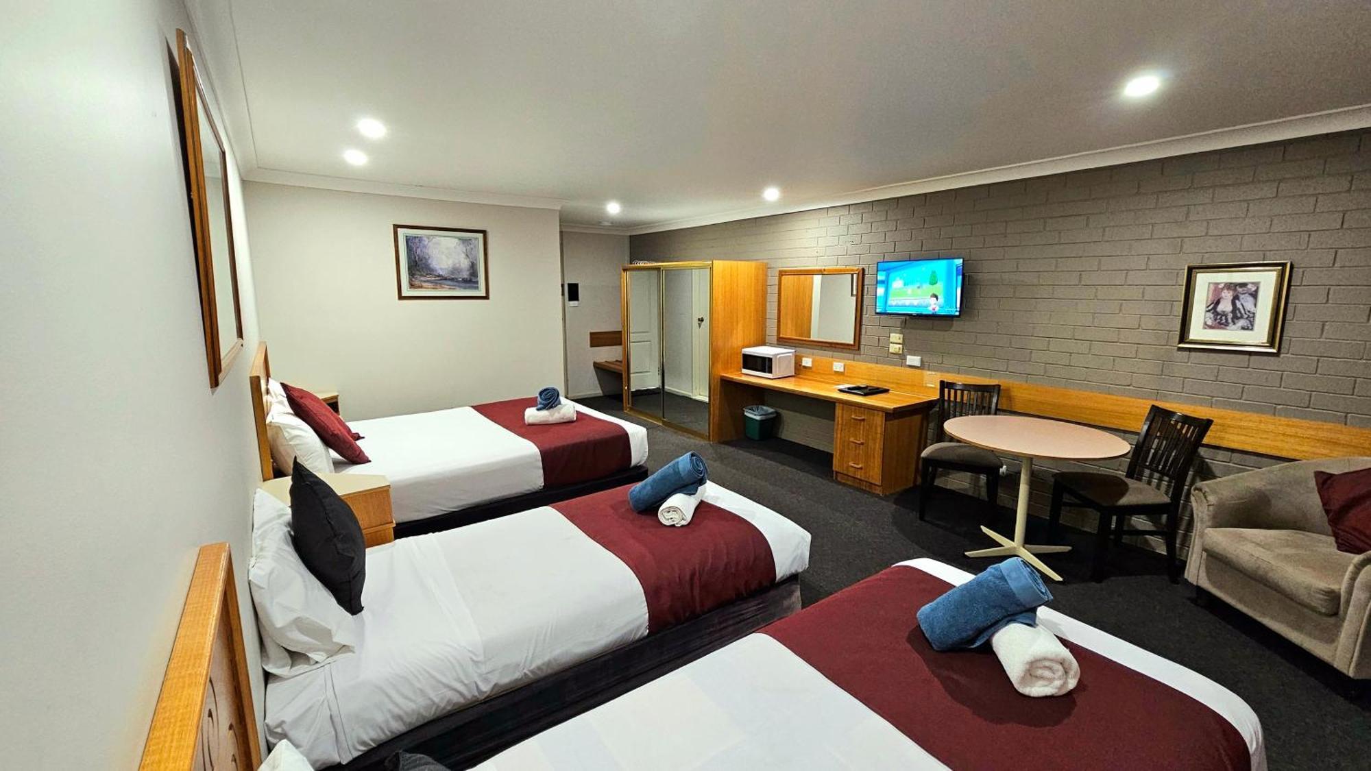 Hilltops Retreat Motor Inn Young Ngoại thất bức ảnh