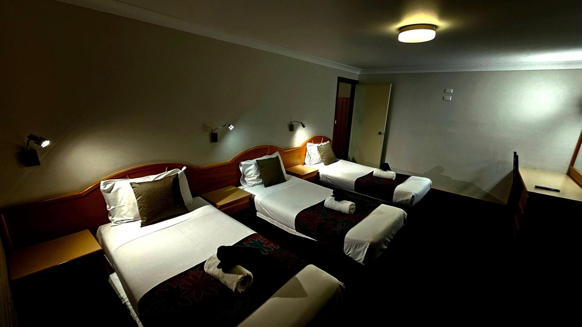 Hilltops Retreat Motor Inn Young Ngoại thất bức ảnh
