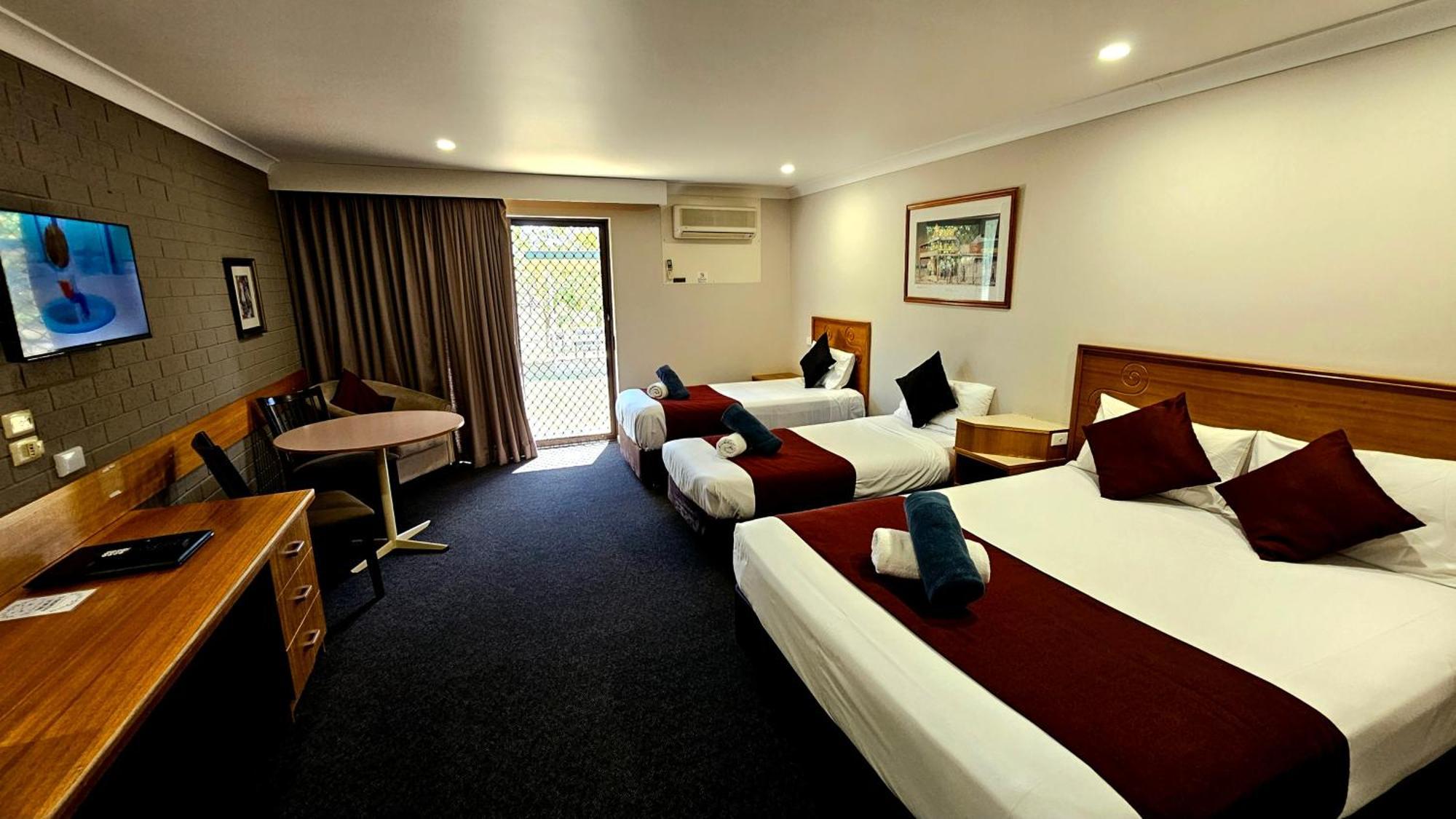 Hilltops Retreat Motor Inn Young Ngoại thất bức ảnh