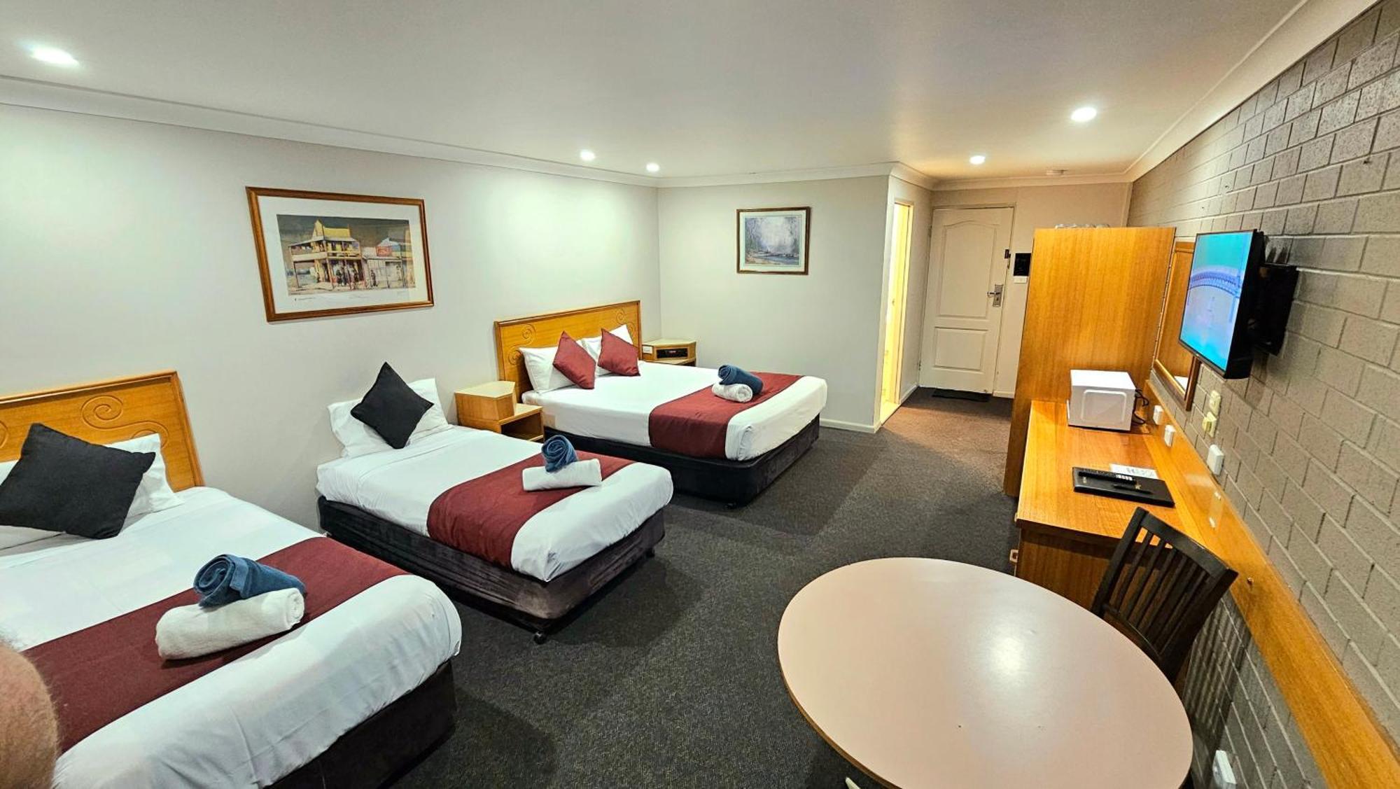 Hilltops Retreat Motor Inn Young Ngoại thất bức ảnh