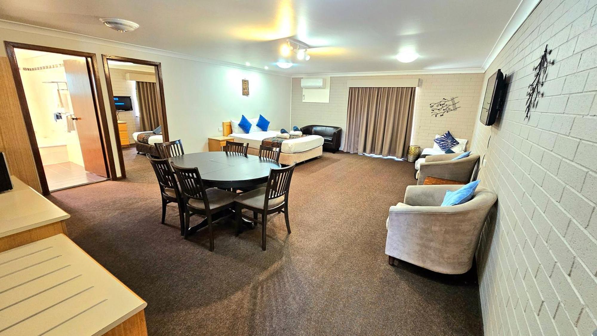Hilltops Retreat Motor Inn Young Ngoại thất bức ảnh