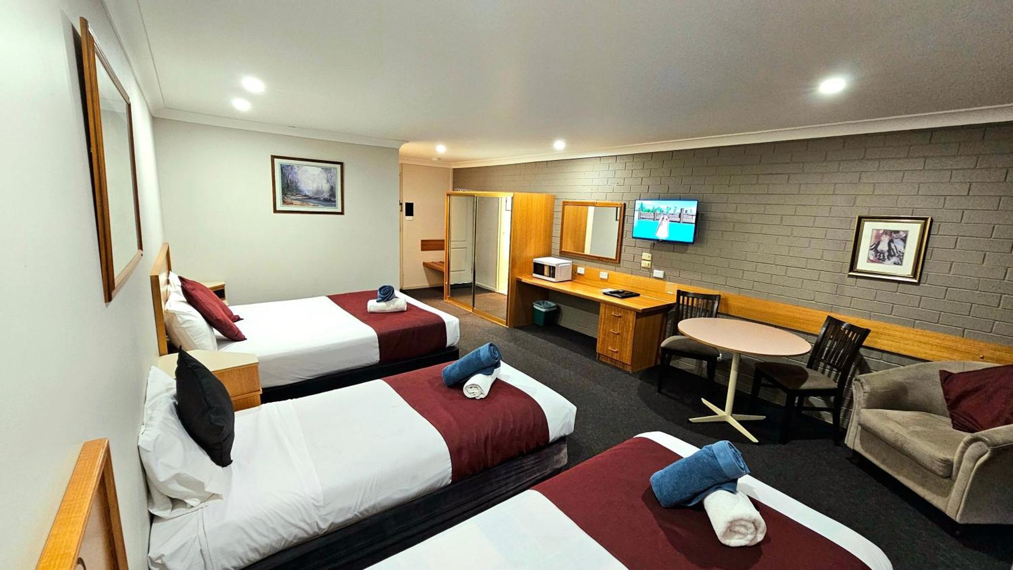 Hilltops Retreat Motor Inn Young Ngoại thất bức ảnh