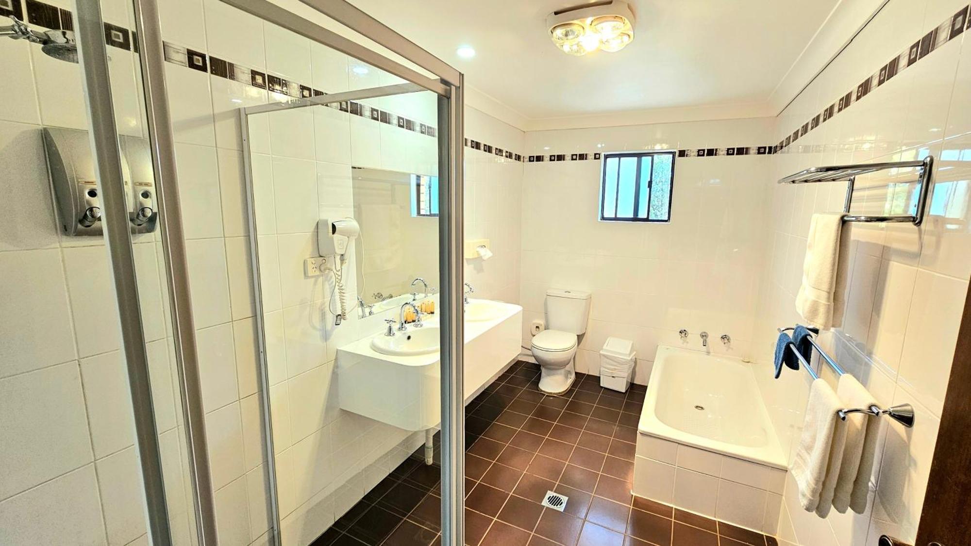 Hilltops Retreat Motor Inn Young Ngoại thất bức ảnh