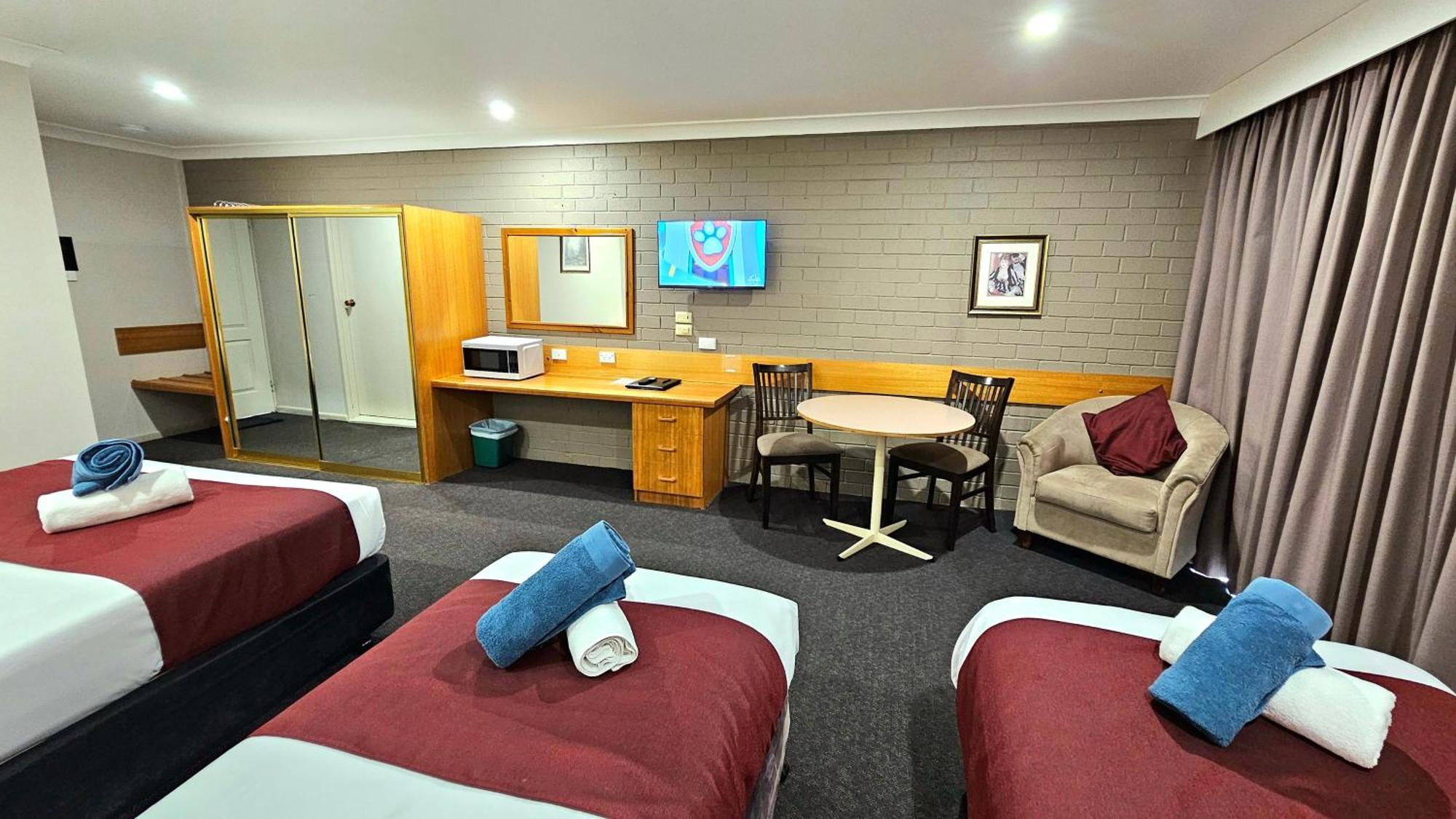 Hilltops Retreat Motor Inn Young Ngoại thất bức ảnh