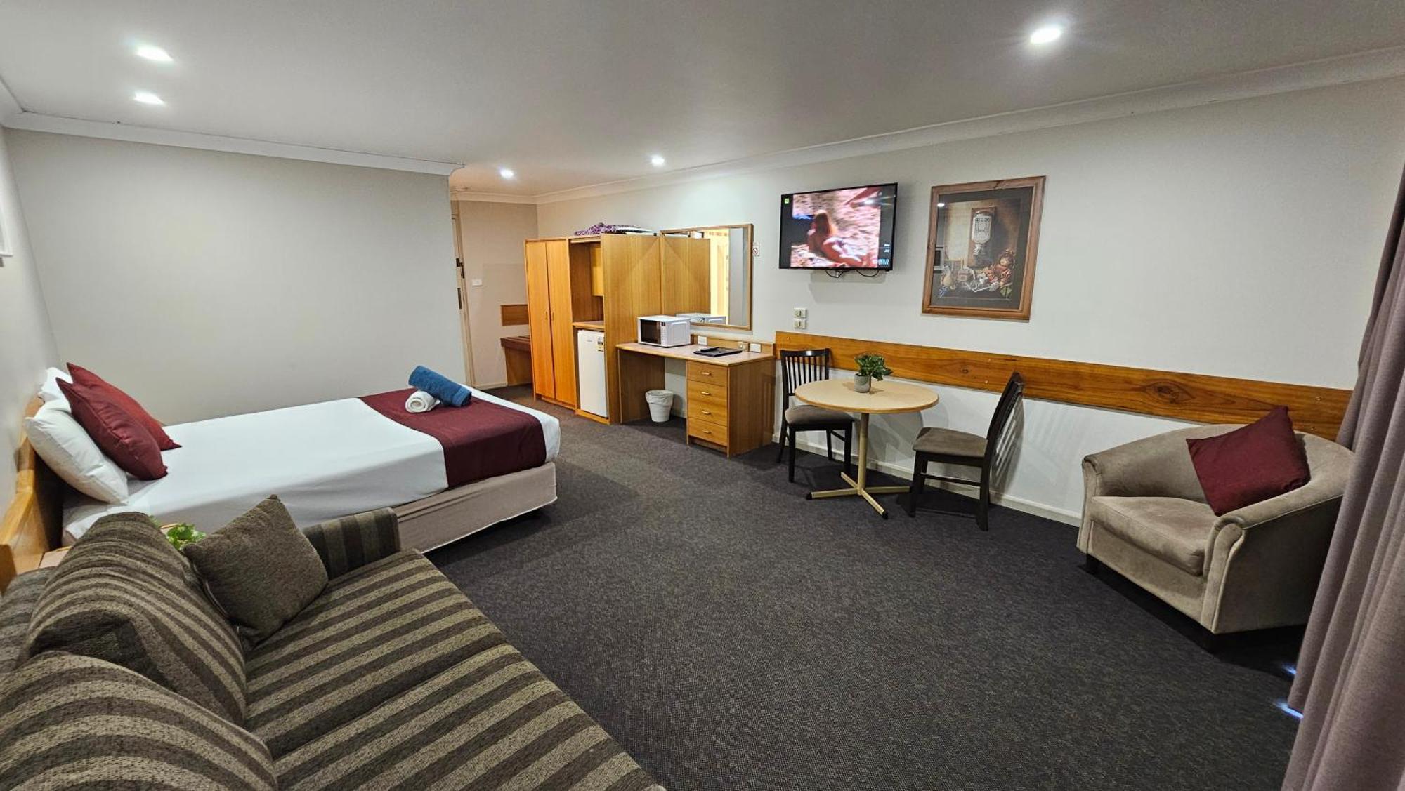 Hilltops Retreat Motor Inn Young Ngoại thất bức ảnh