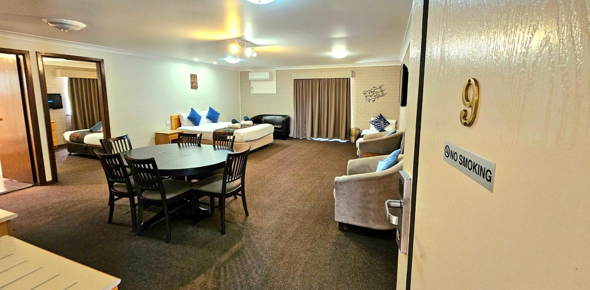 Hilltops Retreat Motor Inn Young Ngoại thất bức ảnh