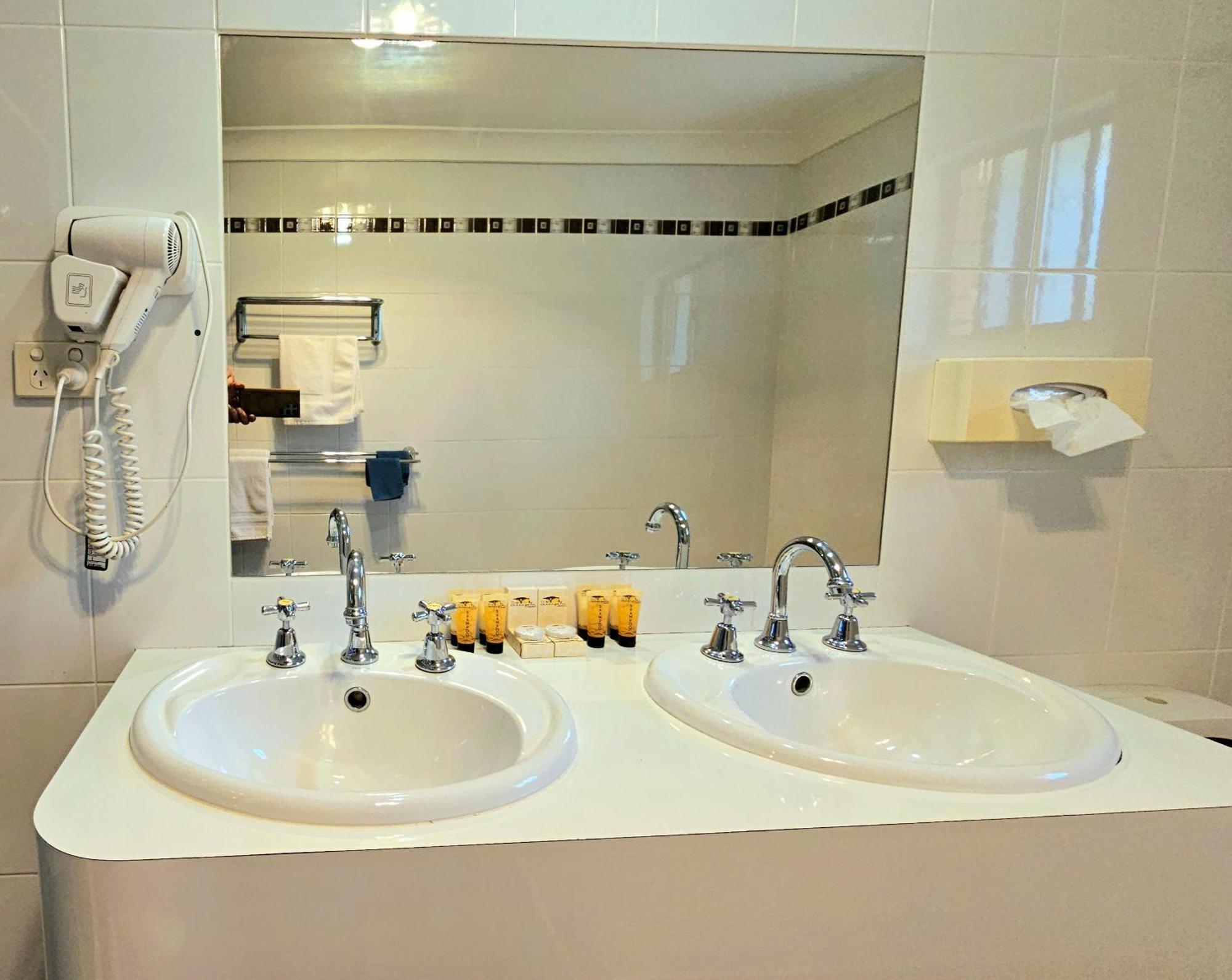 Hilltops Retreat Motor Inn Young Ngoại thất bức ảnh