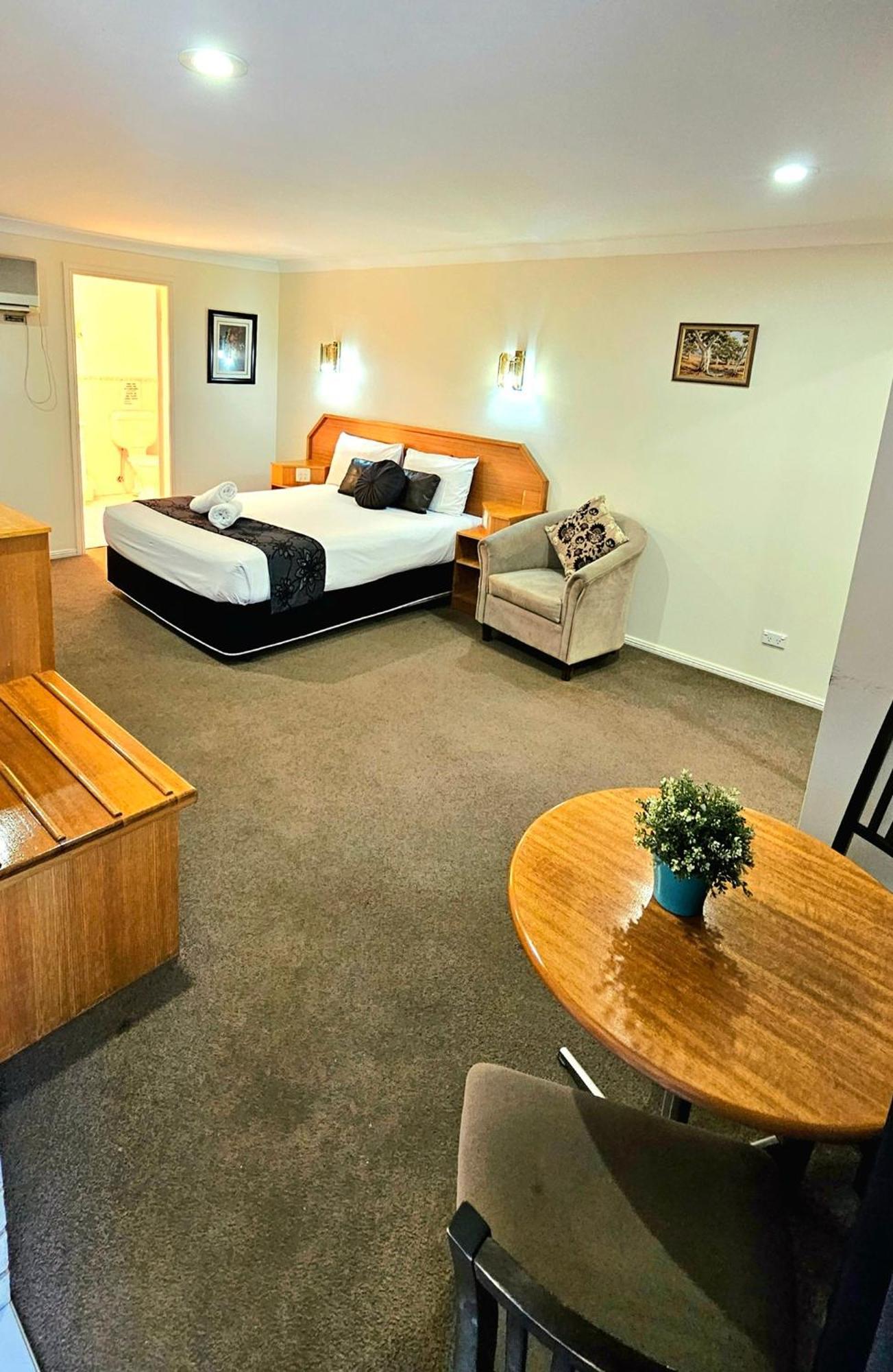 Hilltops Retreat Motor Inn Young Ngoại thất bức ảnh