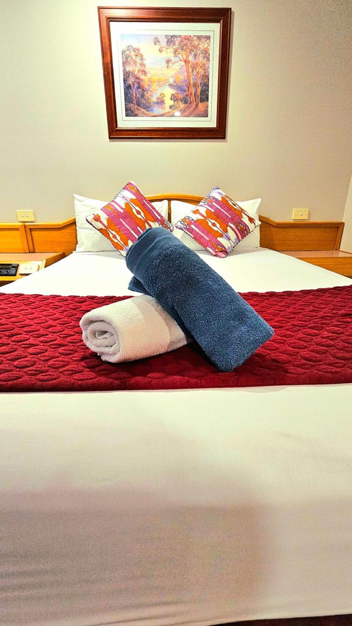 Hilltops Retreat Motor Inn Young Ngoại thất bức ảnh