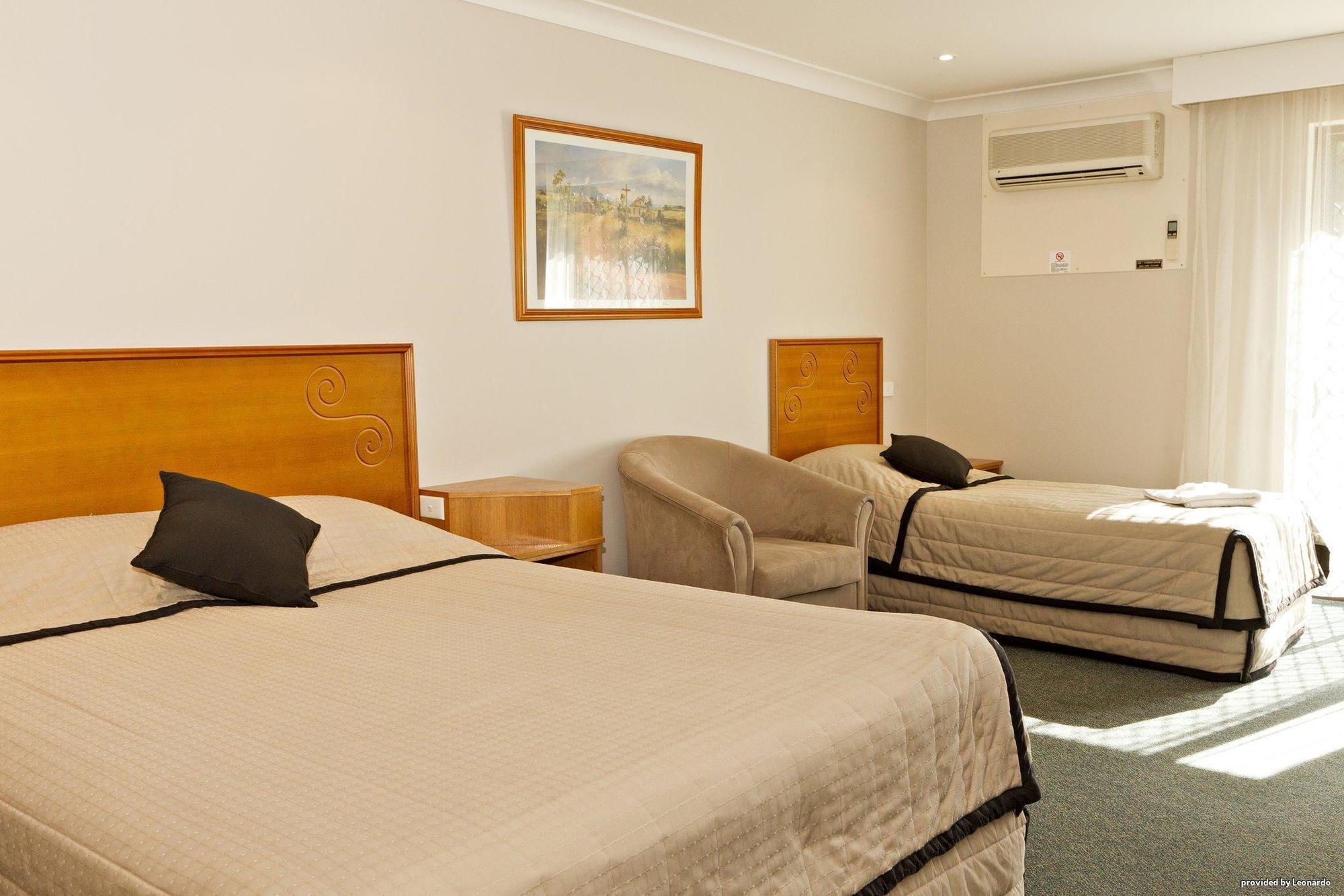 Hilltops Retreat Motor Inn Young Phòng bức ảnh
