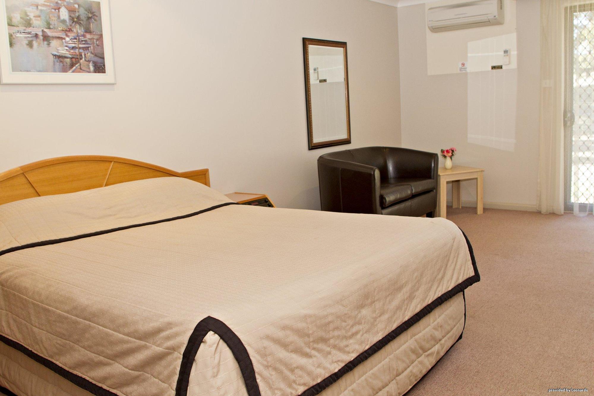 Hilltops Retreat Motor Inn Young Phòng bức ảnh