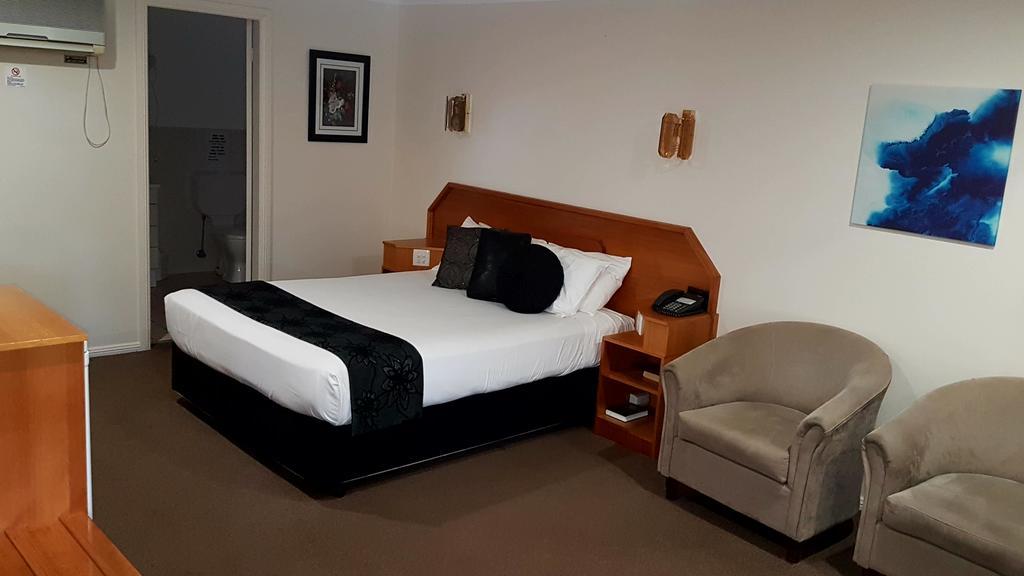 Hilltops Retreat Motor Inn Young Ngoại thất bức ảnh