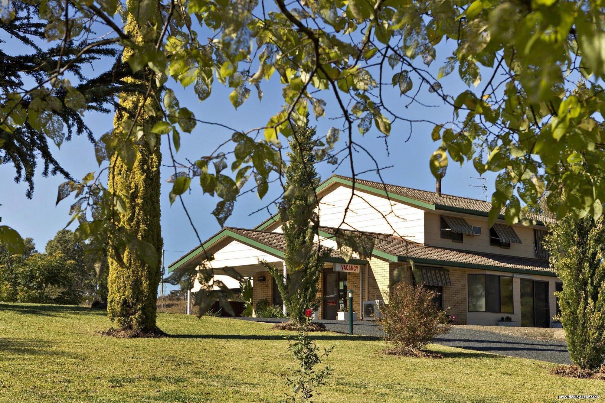 Hilltops Retreat Motor Inn Young Ngoại thất bức ảnh