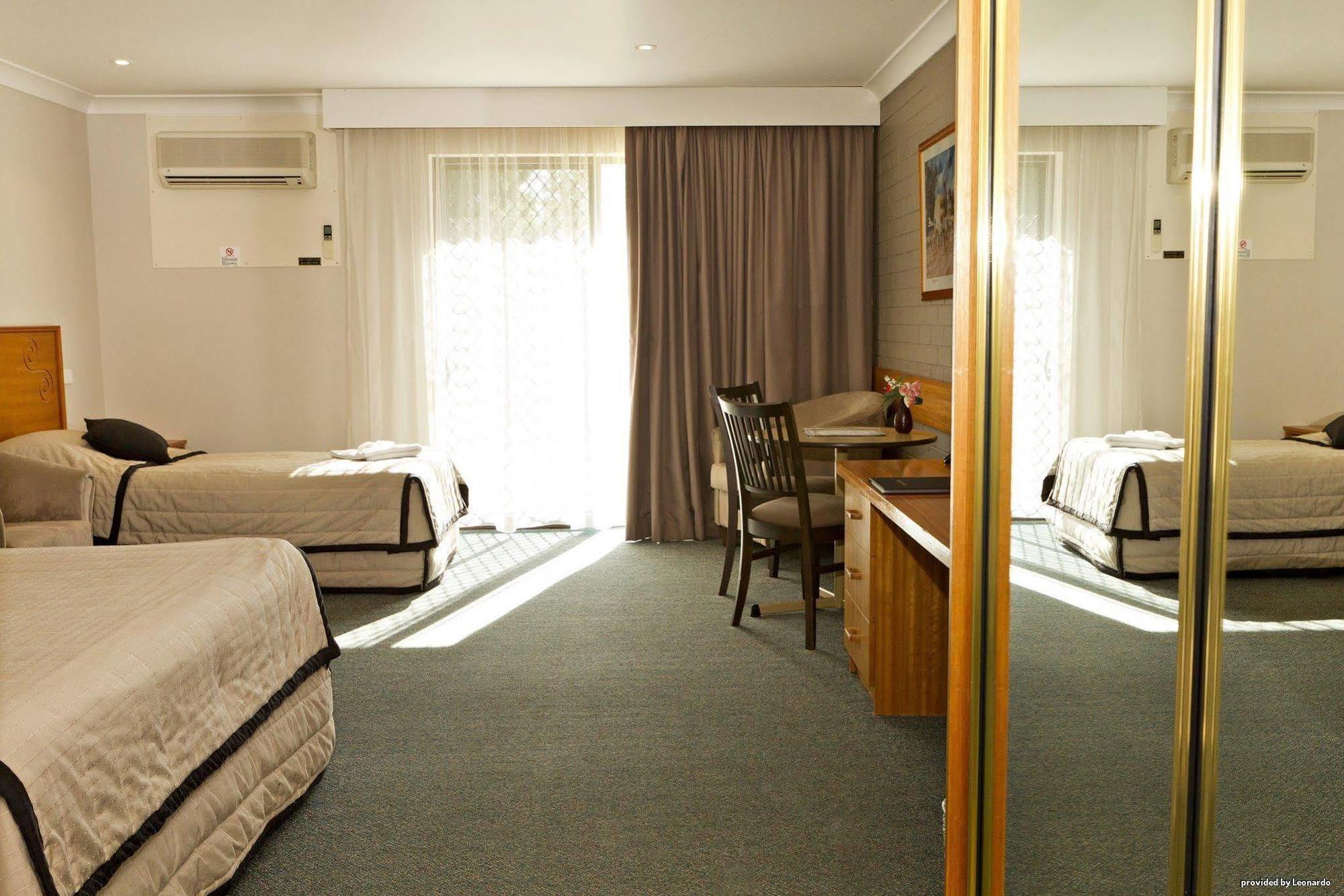 Hilltops Retreat Motor Inn Young Phòng bức ảnh