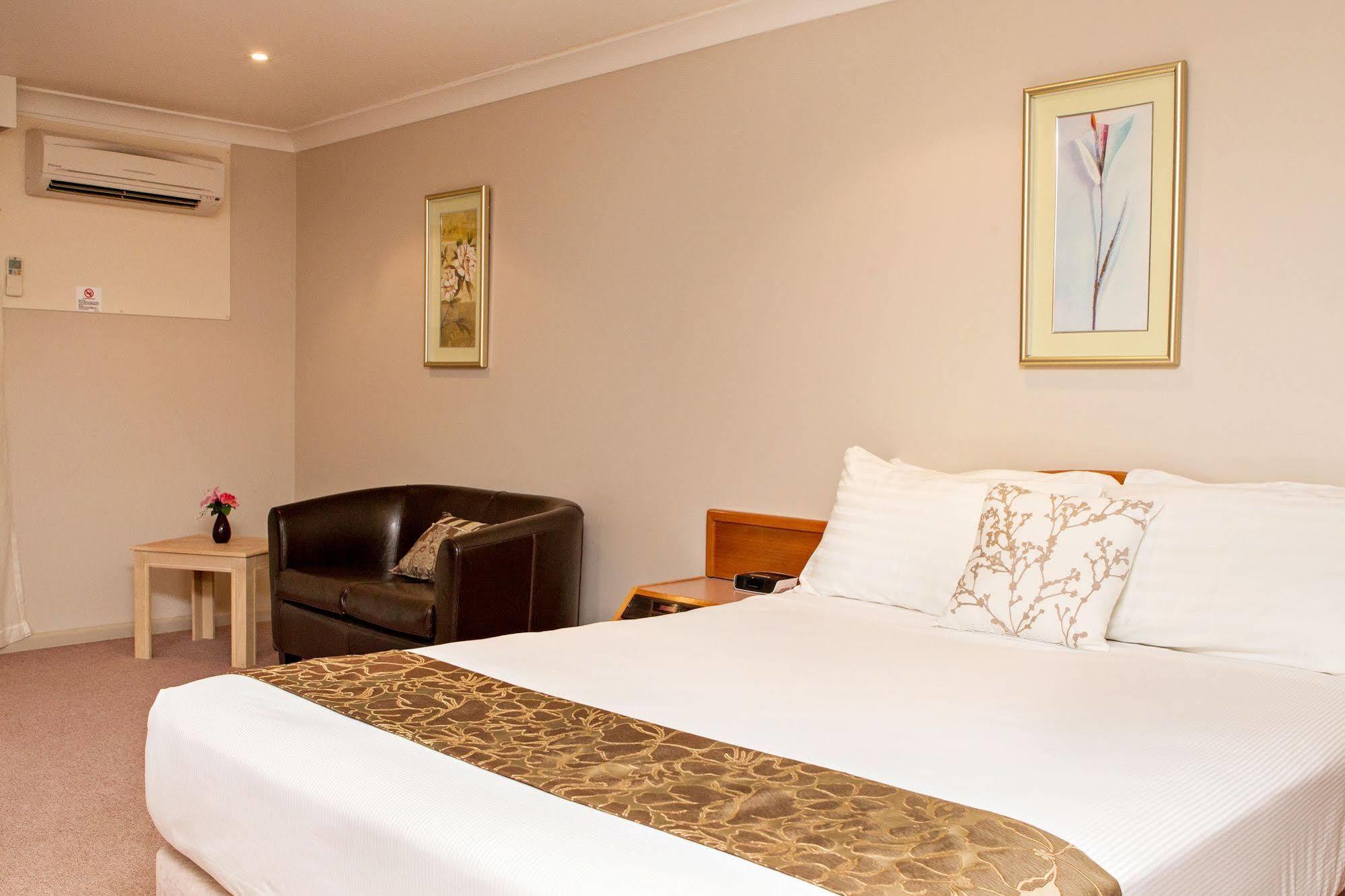 Hilltops Retreat Motor Inn Young Ngoại thất bức ảnh
