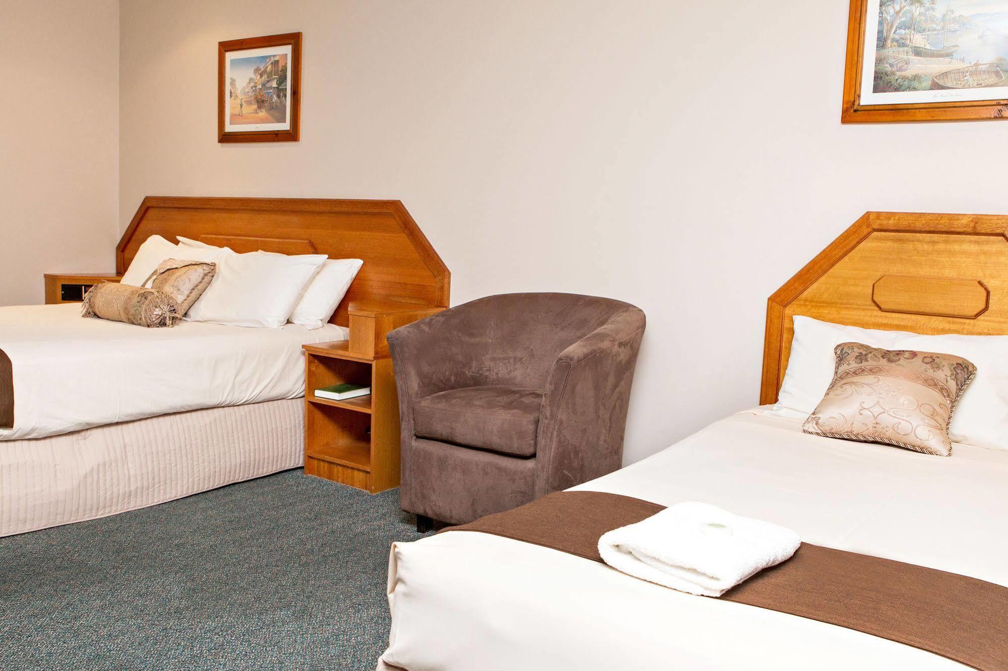 Hilltops Retreat Motor Inn Young Ngoại thất bức ảnh